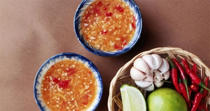 Cách pha nước chấm muốn tỏi ớt nổi lên trên chỉ cần làm điều đơn giản này-3
