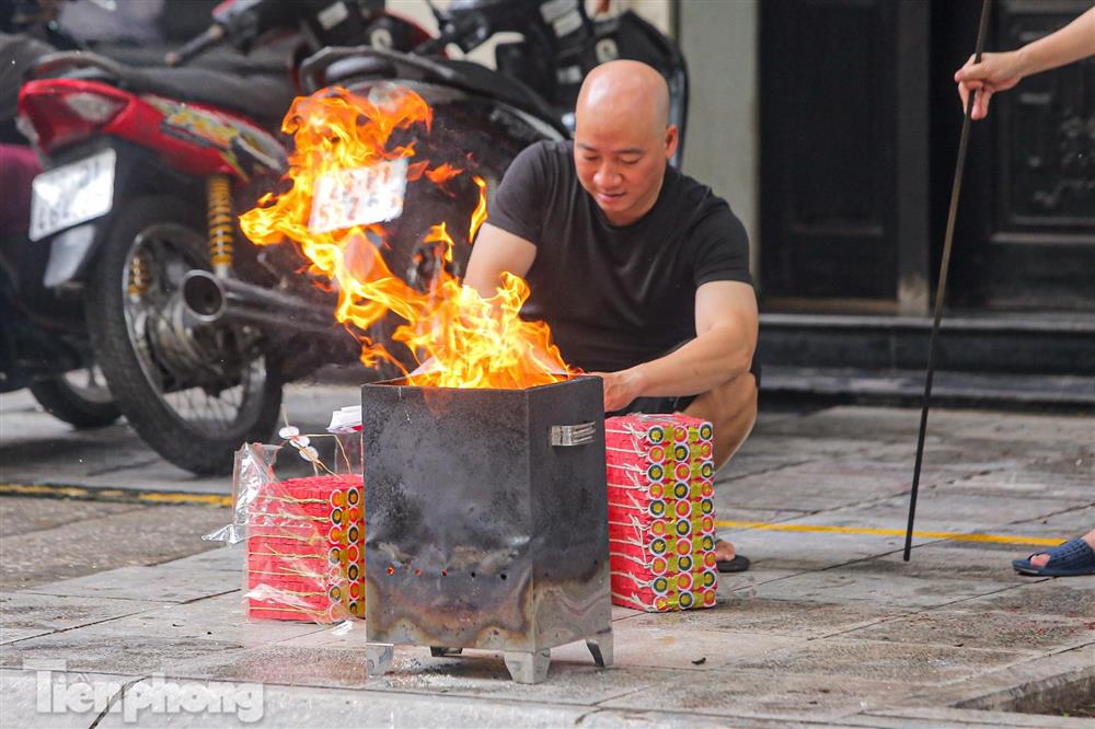 Phố cổ Hà Thành đỏ lửa đốt vàng mã cúng Rằm tháng 7-1