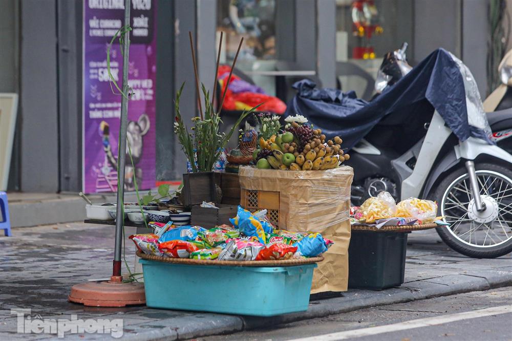 Phố cổ Hà Thành đỏ lửa đốt vàng mã cúng Rằm tháng 7-2