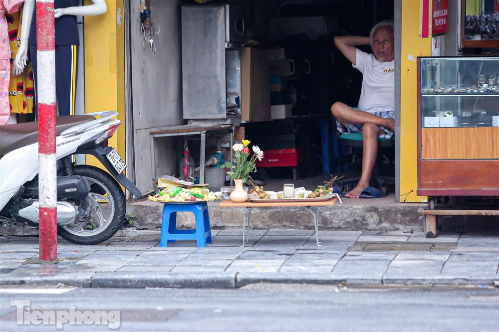 Phố cổ Hà Thành đỏ lửa đốt vàng mã cúng Rằm tháng 7-3