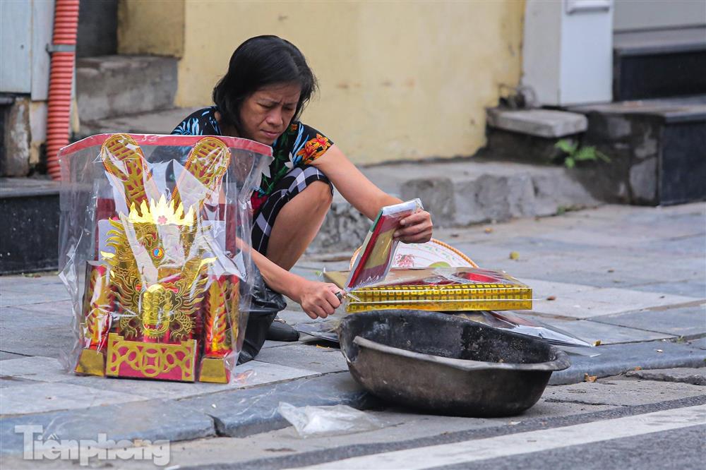 Phố cổ Hà Thành đỏ lửa đốt vàng mã cúng Rằm tháng 7-4