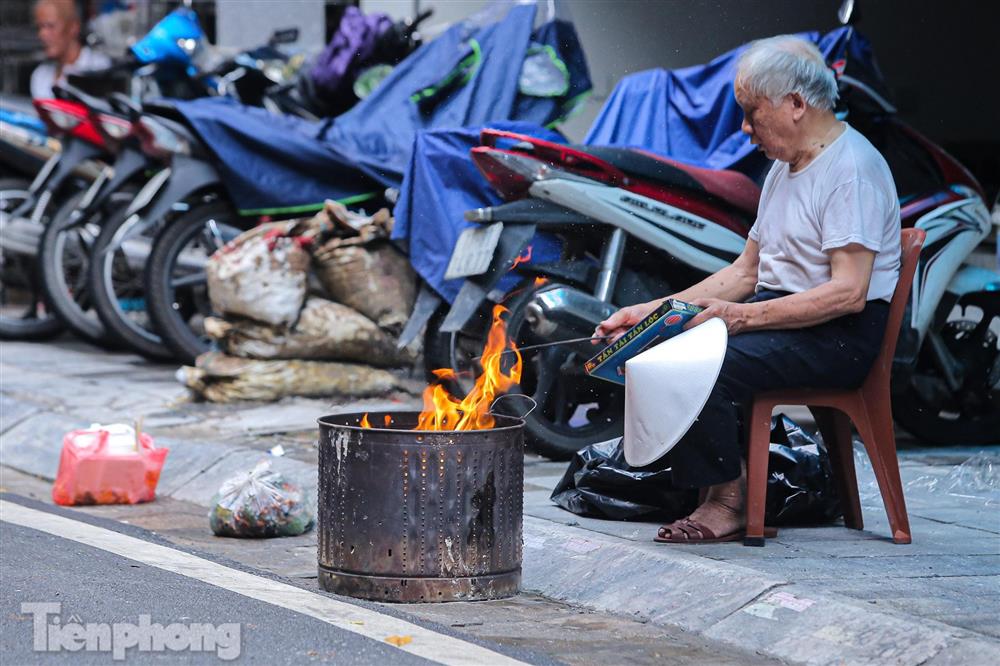 Phố cổ Hà Thành đỏ lửa đốt vàng mã cúng Rằm tháng 7-5