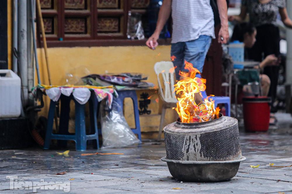 Phố cổ Hà Thành đỏ lửa đốt vàng mã cúng Rằm tháng 7-6