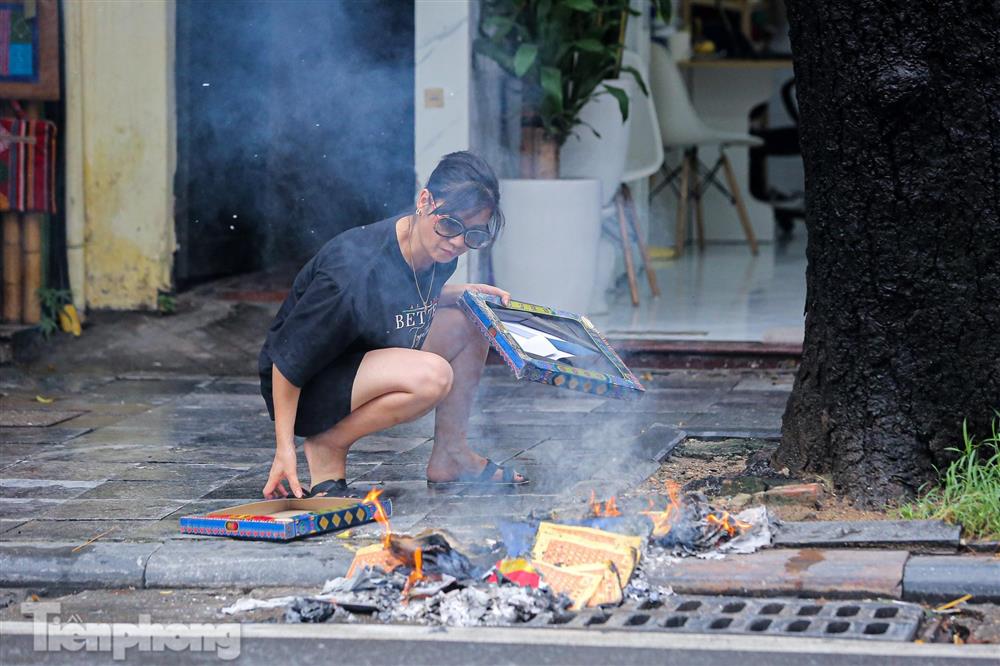 Phố cổ Hà Thành đỏ lửa đốt vàng mã cúng Rằm tháng 7-7