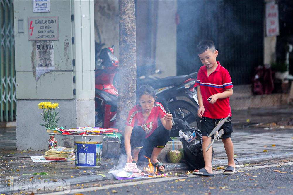 Phố cổ Hà Thành đỏ lửa đốt vàng mã cúng Rằm tháng 7-8