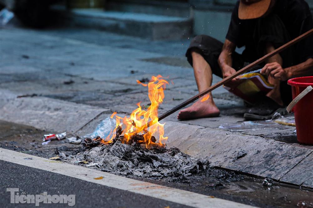 Phố cổ Hà Thành đỏ lửa đốt vàng mã cúng Rằm tháng 7-10