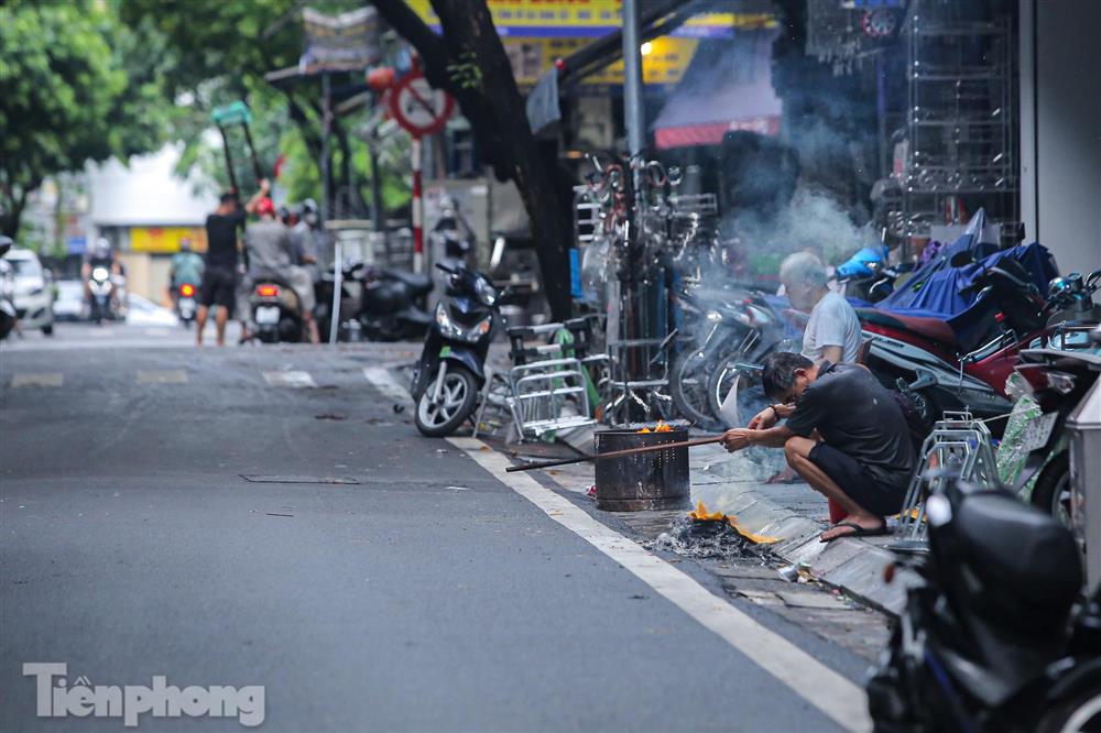 Phố cổ Hà Thành đỏ lửa đốt vàng mã cúng Rằm tháng 7-9