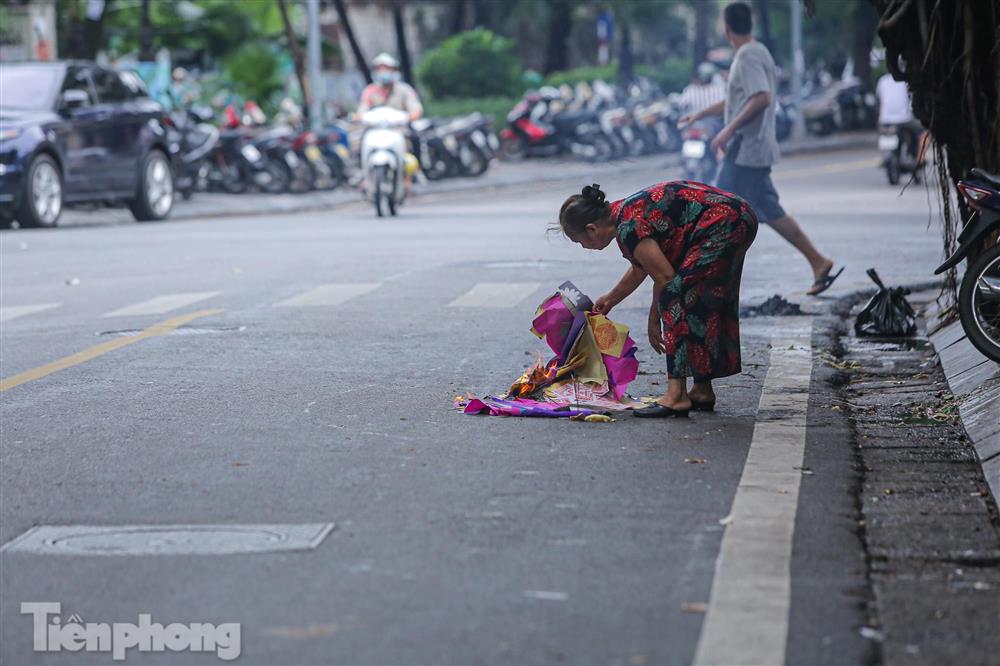 Phố cổ Hà Thành đỏ lửa đốt vàng mã cúng Rằm tháng 7-11