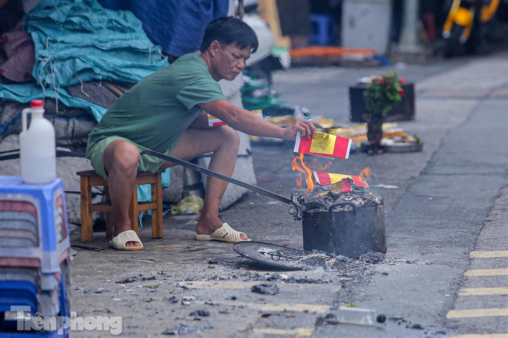 Phố cổ Hà Thành đỏ lửa đốt vàng mã cúng Rằm tháng 7-12