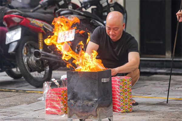 Nhóm thanh niên mang hung khí uy hiếp, cướp bánh trung thu để đi biếu-2