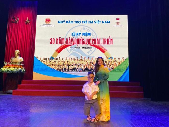 Xúc động hình ảnh hiệu trưởng quỳ gối trao bằng tốt nghiệp cho sinh viên đặc biệt-7