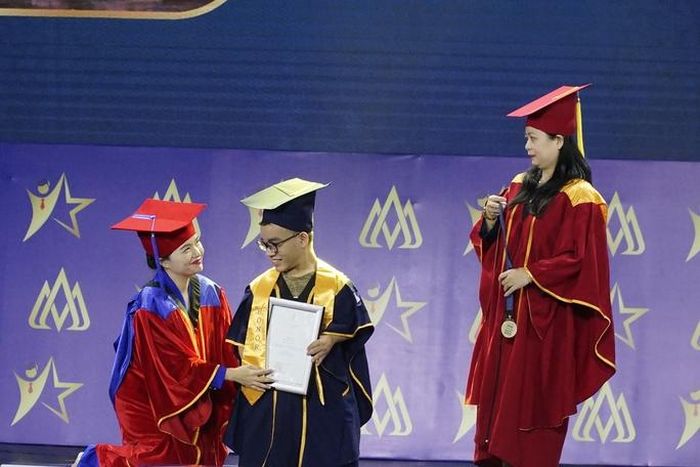 Xúc động hình ảnh hiệu trưởng quỳ gối trao bằng tốt nghiệp cho sinh viên đặc biệt-1