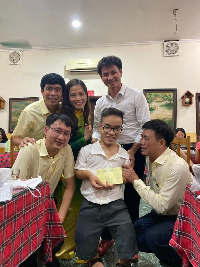 Xúc động hình ảnh hiệu trưởng quỳ gối trao bằng tốt nghiệp cho sinh viên đặc biệt-6