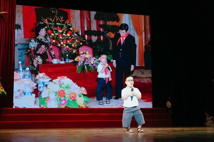 Xúc động hình ảnh hiệu trưởng quỳ gối trao bằng tốt nghiệp cho sinh viên đặc biệt-5