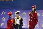 Xúc động hình ảnh hiệu trưởng 'quỳ gối' trao bằng tốt nghiệp cho sinh viên đặc biệt