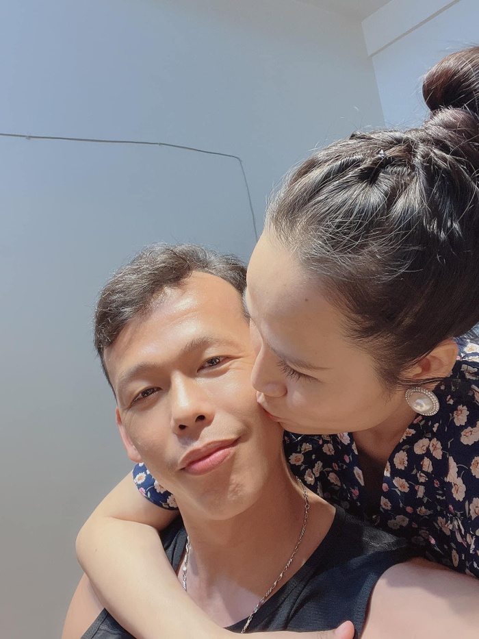 Chiều vợ như thủ môn Bùi Tấn Trường, chuyển nóng 100 triệu chúc mừng sinh nhật vợ-1