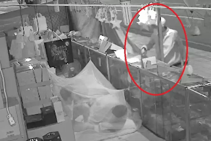 Nhóm thanh niên mang hung khí uy hiếp, cướp bánh trung thu để đi biếu-1