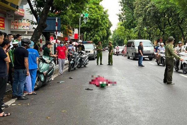 Cứu hộ chém 600.000 đồng phí chở một ôtô qua đoạn ngập 30m ở đại lộ Thăng Long-16