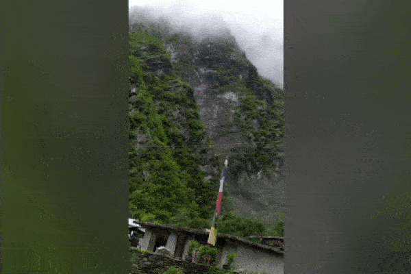 Khoảnh khắc kinh hoàng khi người mẹ ghi lại cú nhảy hồ của con trai-1