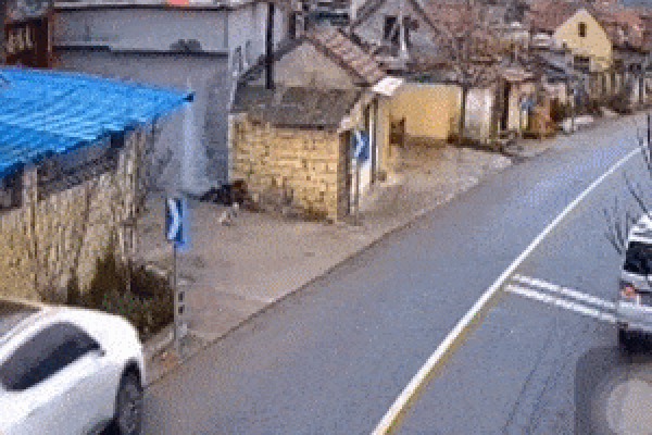 Ô tô lao như tên bắn, tông nhà dân đổ sập khiến nhiều người thót tim