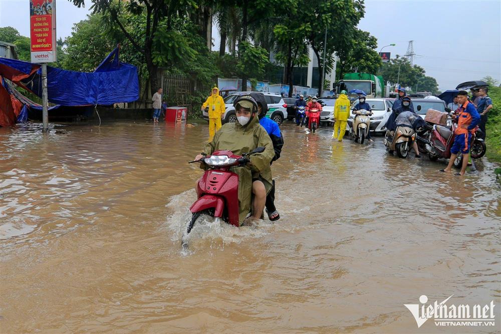 Cứu hộ chém 600.000 đồng phí chở một ôtô qua đoạn ngập 30m ở đại lộ Thăng Long-1