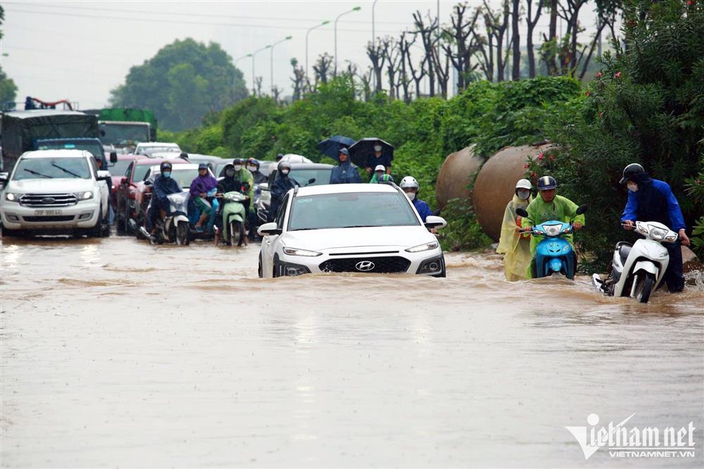 Cứu hộ chém 600.000 đồng phí chở một ôtô qua đoạn ngập 30m ở đại lộ Thăng Long-2