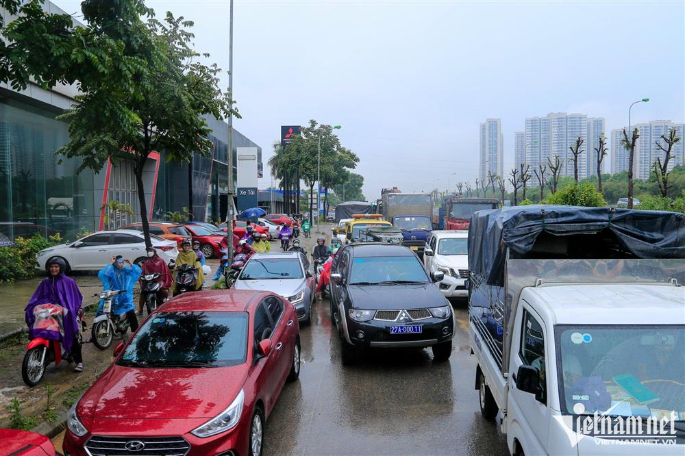 Cứu hộ chém 600.000 đồng phí chở một ôtô qua đoạn ngập 30m ở đại lộ Thăng Long-3