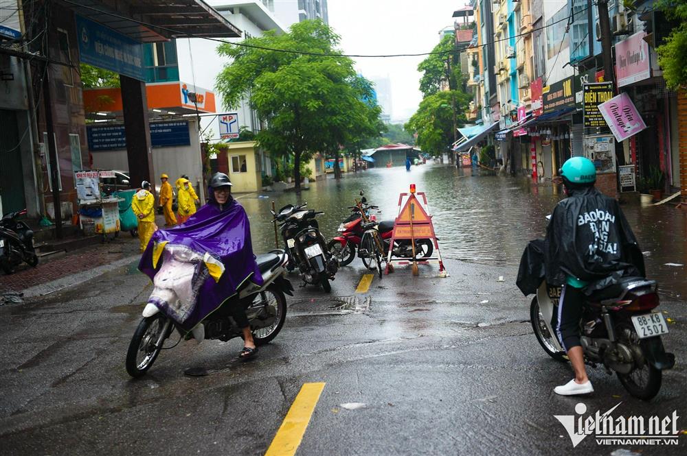 Cứu hộ chém 600.000 đồng phí chở một ôtô qua đoạn ngập 30m ở đại lộ Thăng Long-14