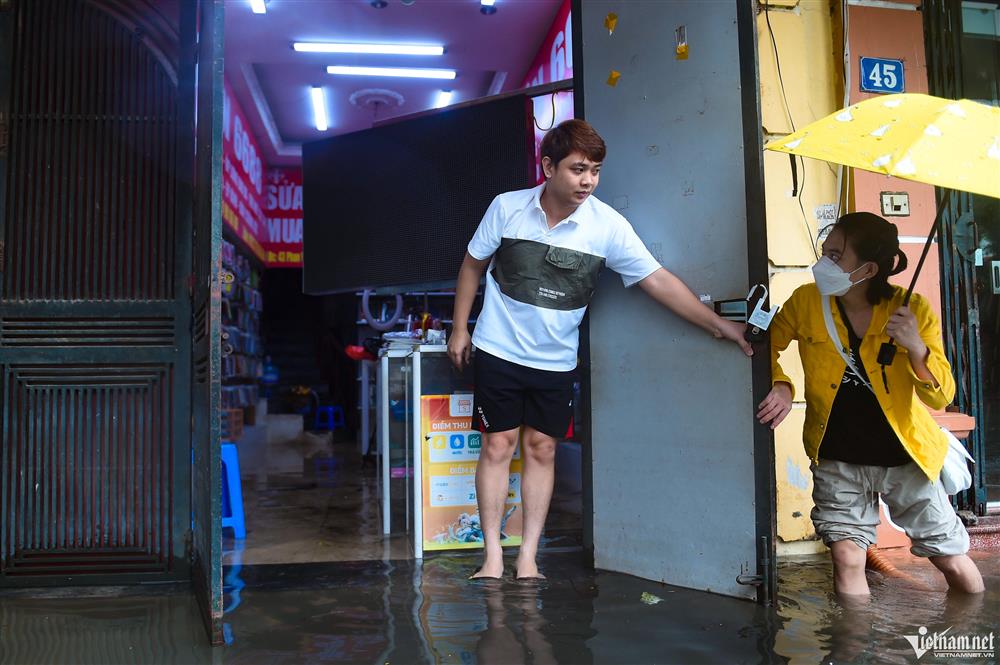 Cứu hộ chém 600.000 đồng phí chở một ôtô qua đoạn ngập 30m ở đại lộ Thăng Long-15