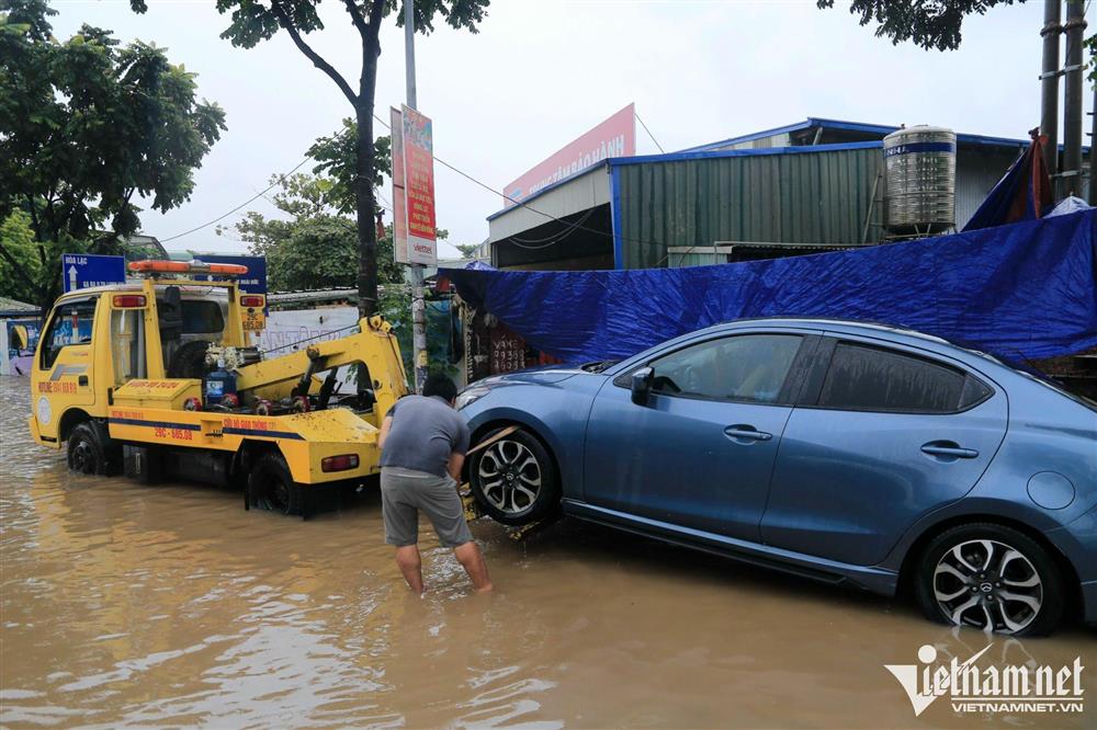 Cứu hộ chém 600.000 đồng phí chở một ôtô qua đoạn ngập 30m ở đại lộ Thăng Long-4
