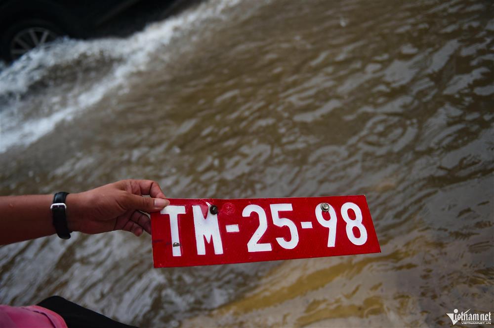 Cứu hộ chém 600.000 đồng phí chở một ôtô qua đoạn ngập 30m ở đại lộ Thăng Long-10