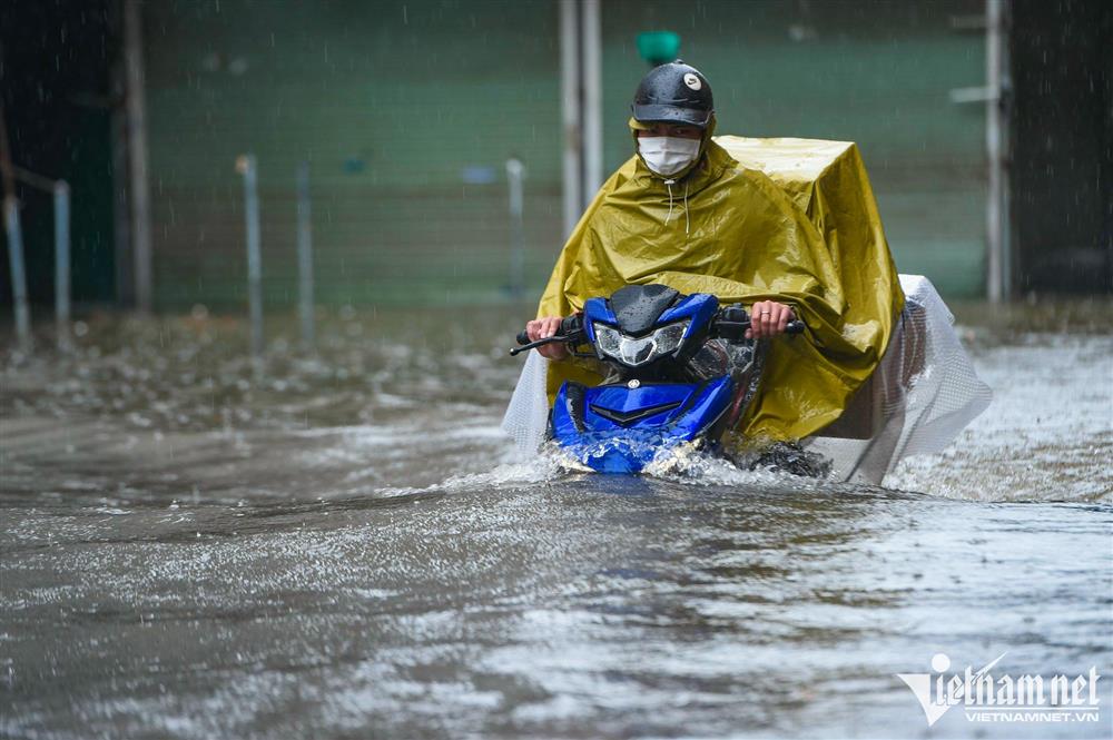 Cứu hộ chém 600.000 đồng phí chở một ôtô qua đoạn ngập 30m ở đại lộ Thăng Long-12