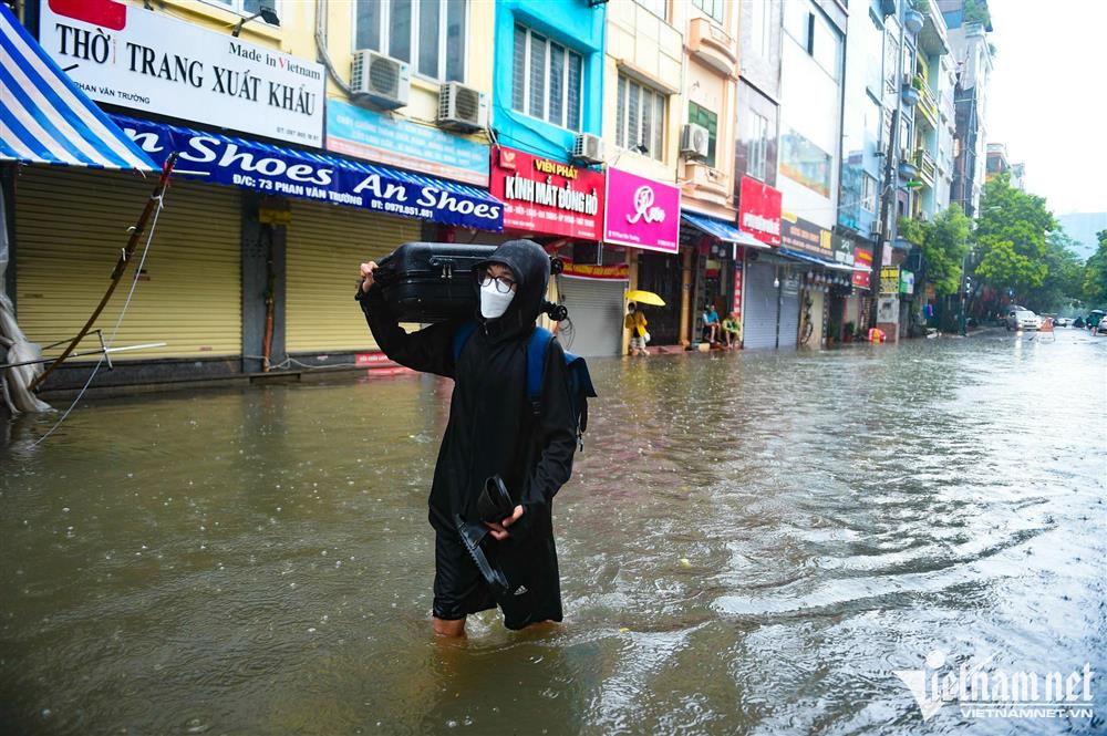 Cứu hộ chém 600.000 đồng phí chở một ôtô qua đoạn ngập 30m ở đại lộ Thăng Long-13