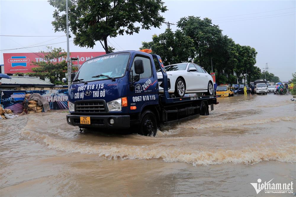 Cứu hộ chém 600.000 đồng phí chở một ôtô qua đoạn ngập 30m ở đại lộ Thăng Long-5