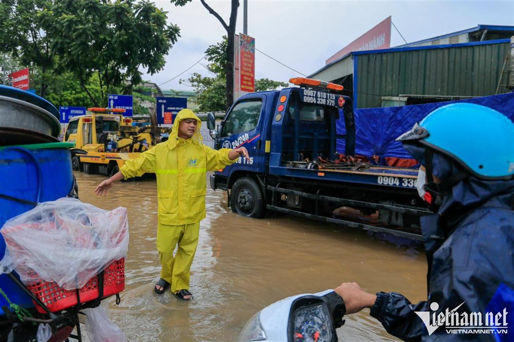 Cứu hộ chém 600.000 đồng phí chở một ôtô qua đoạn ngập 30m ở đại lộ Thăng Long-6