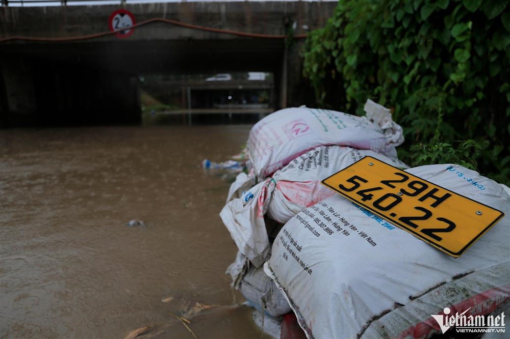 Cứu hộ chém 600.000 đồng phí chở một ôtô qua đoạn ngập 30m ở đại lộ Thăng Long-8