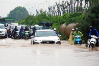 Cứu hộ 'chém' 600.000 đồng phí chở một ôtô qua đoạn ngập 30m ở đại lộ Thăng Long