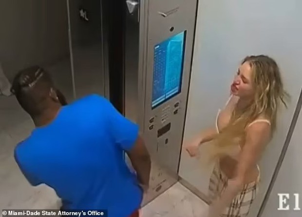 Lộ clip nữ người mẫu đánh đấm bạn trai dữ dội trong thang máy-1