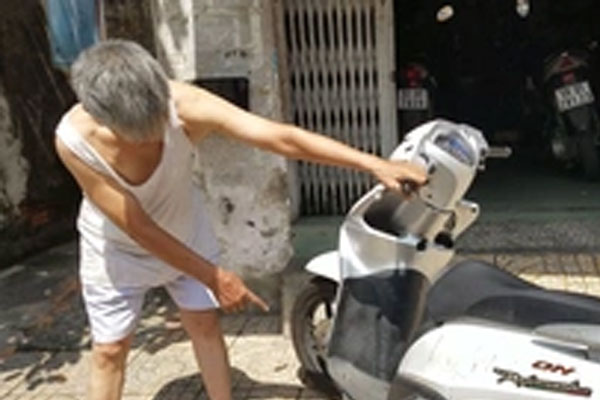Chập điện khiến nhà dân bất ngờ bốc cháy khi đang mưa-2