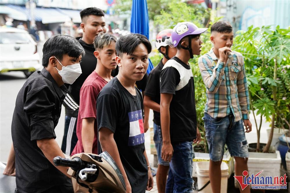 Tranh nhau giật tiền cúng cô hồn rằm tháng 7 ở TP.HCM-2