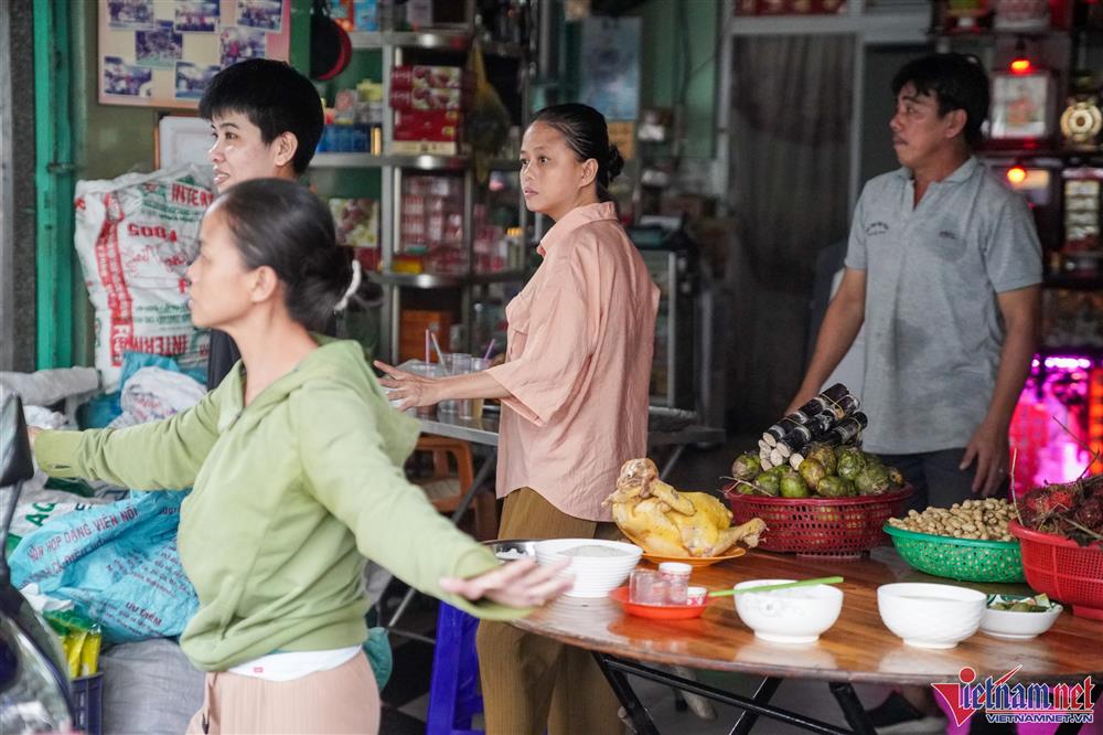 Tranh nhau giật tiền cúng cô hồn rằm tháng 7 ở TP.HCM-3