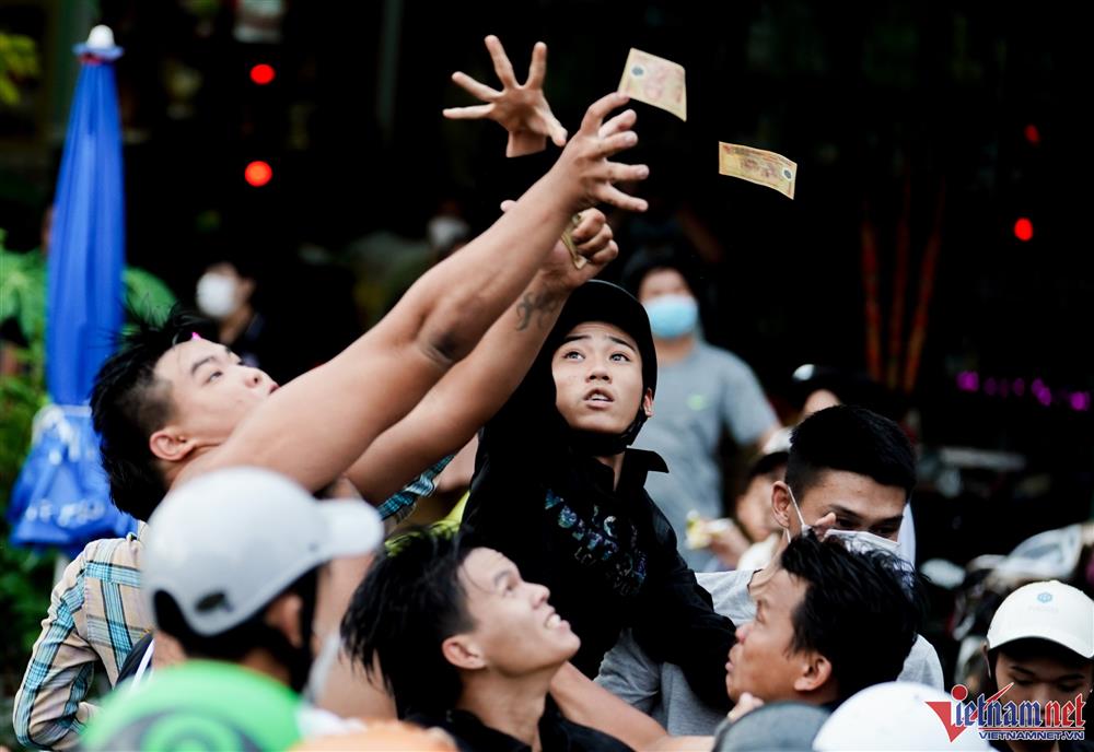 Tranh nhau giật tiền cúng cô hồn rằm tháng 7 ở TP.HCM-11