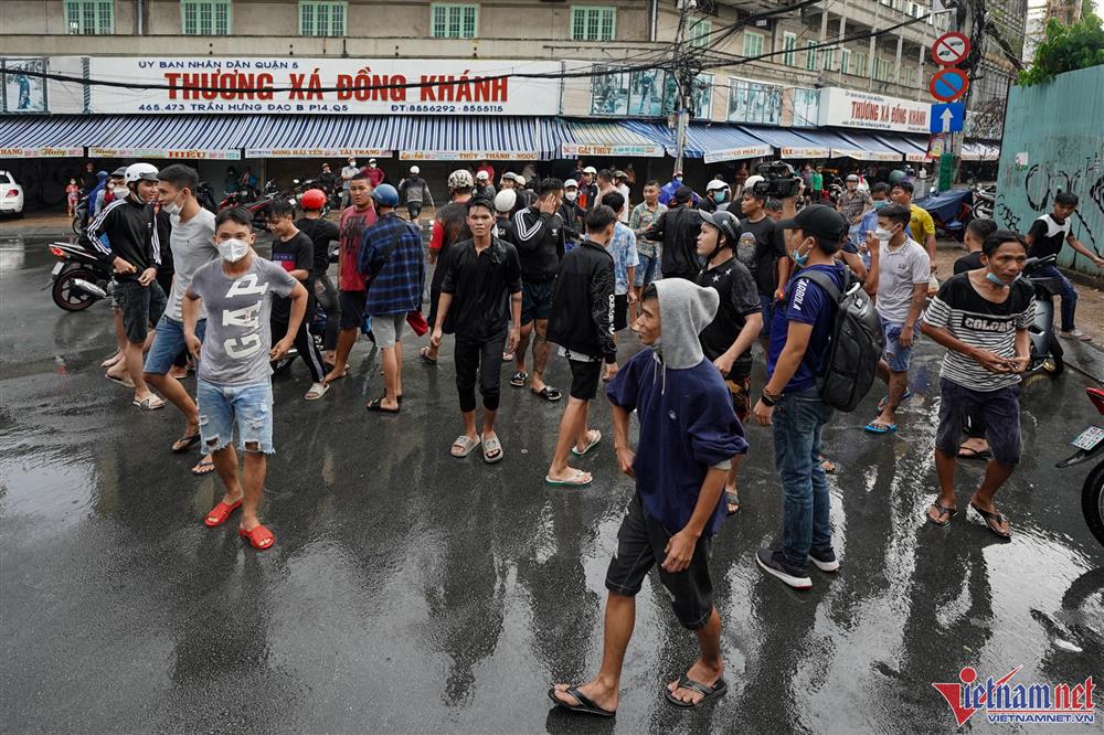 Tranh nhau giật tiền cúng cô hồn rằm tháng 7 ở TP.HCM-13