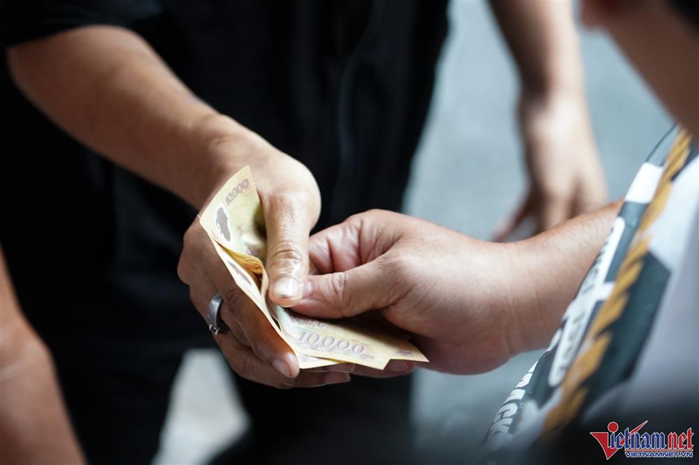 Tranh nhau giật tiền cúng cô hồn rằm tháng 7 ở TP.HCM-6