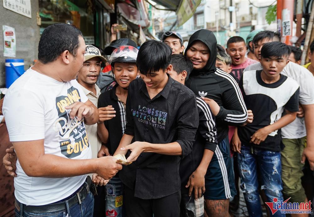 Tranh nhau giật tiền cúng cô hồn rằm tháng 7 ở TP.HCM-7