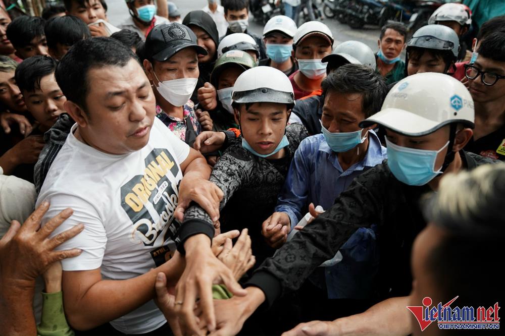 Tranh nhau giật tiền cúng cô hồn rằm tháng 7 ở TP.HCM-9