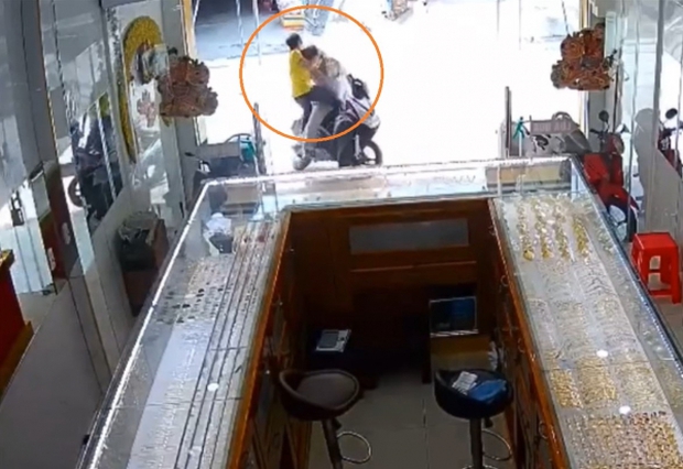 Nhân viên tiệm vàng bay như Tôn Ngộ Không, tóm gọn tên cướp-2