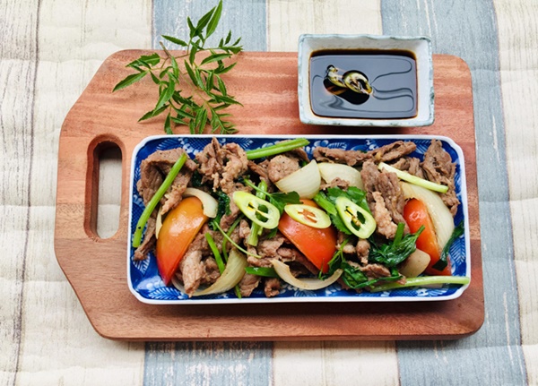 Mách chị em cách làm thịt bò xào cần tây thơm ngon, đúng chuẩn không phải ai cũng biết-3