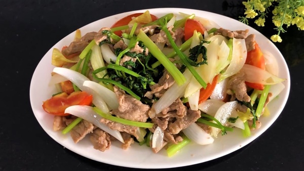 Mách chị em cách làm thịt bò xào cần tây thơm ngon, đúng chuẩn không phải ai cũng biết-2