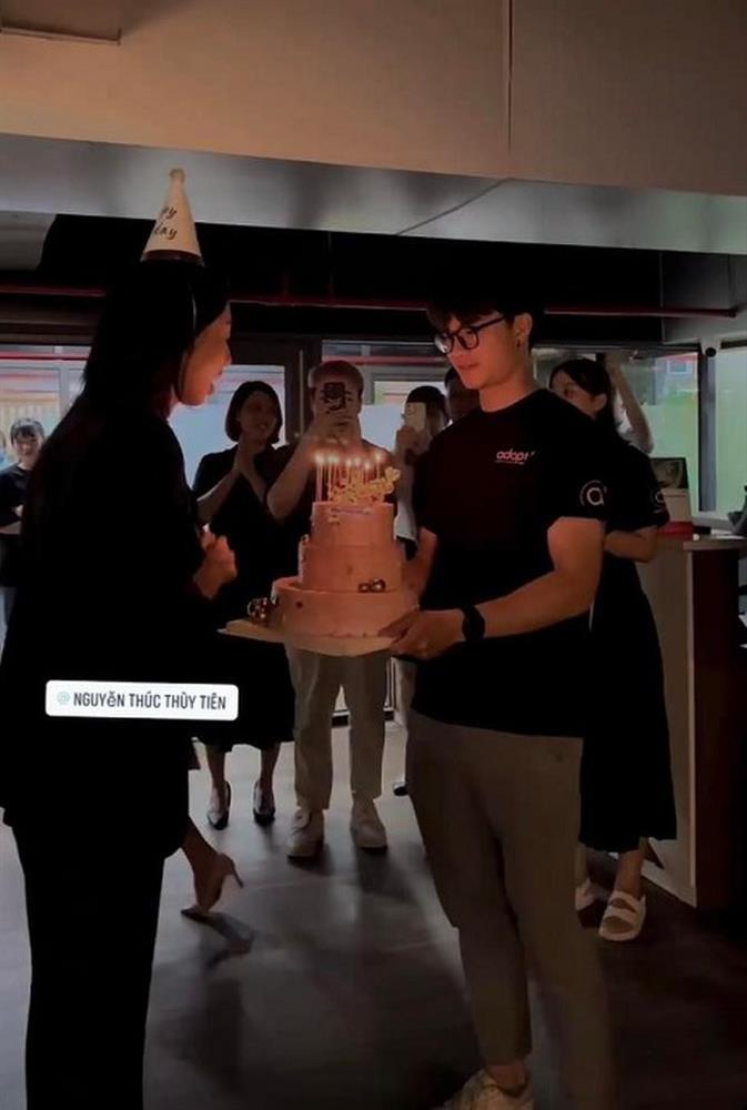 Tặng bánh kem cho Thùy Tiên, chàng trai bất ngờ chiếm spotlight vì sở hữu nhan sắc cực phẩm-2
